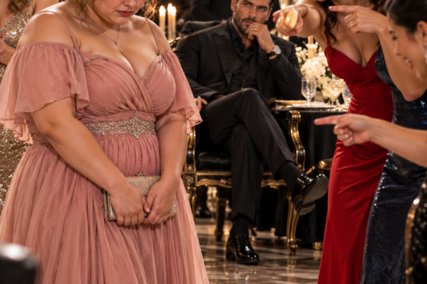 **Se burlaron de la ropa de la chica curvy sin saber que el jefe de la mafia observaba cada humillación en silencio**